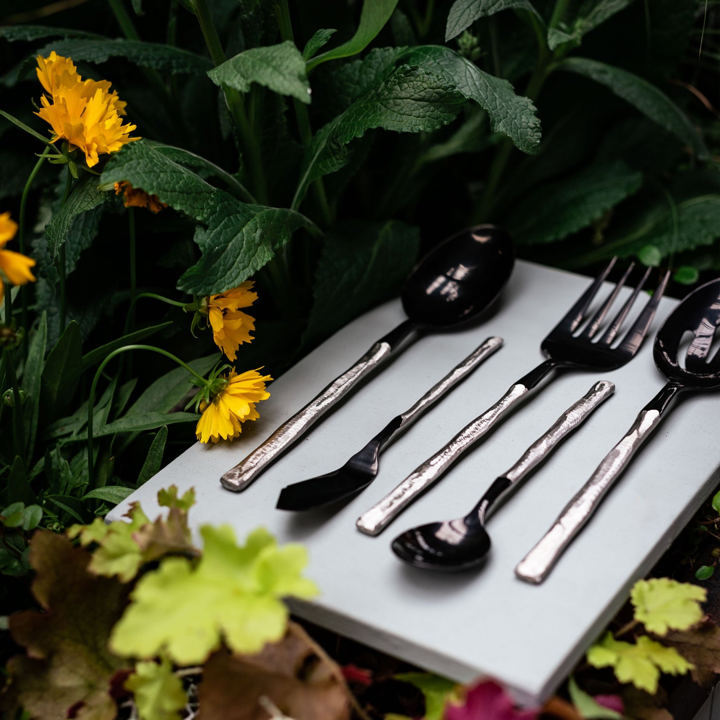 CARBŌN black & silver cutlery set