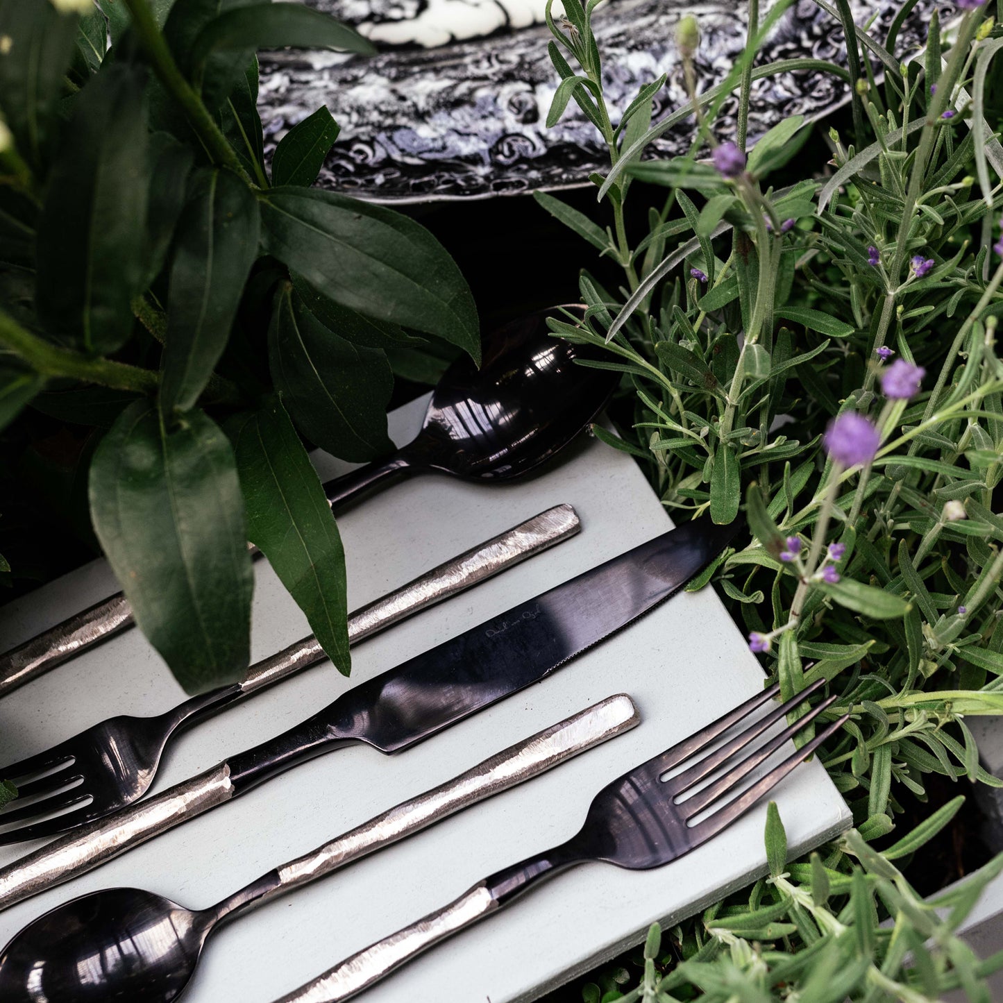 CARBŌN black & silver cutlery set